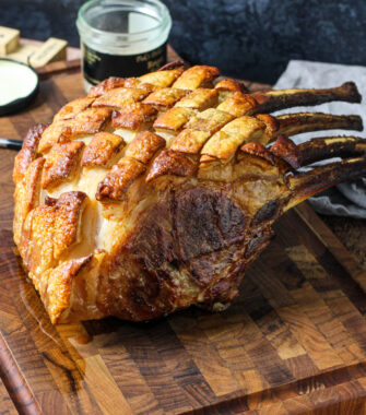 Fersk Duroc Krone m/ svær og ben. Duroc grisen fra Ladegaard