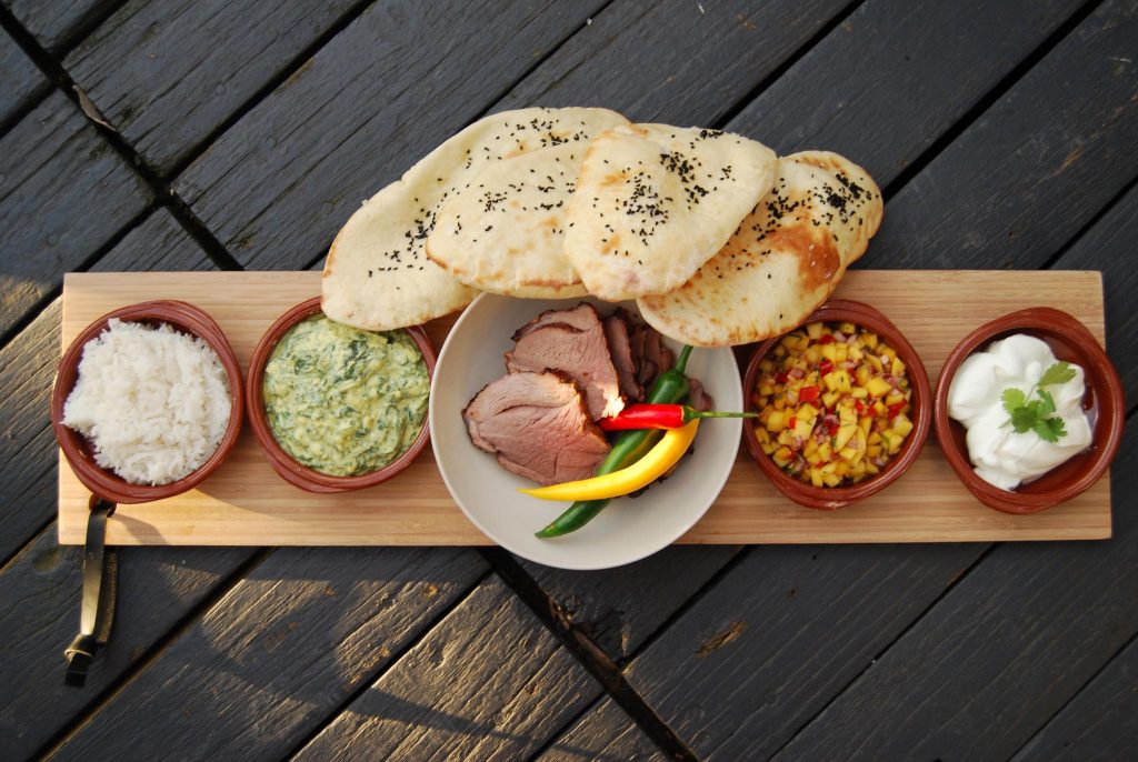 Indisk lam med frisk mangochutney, naan brød & borani